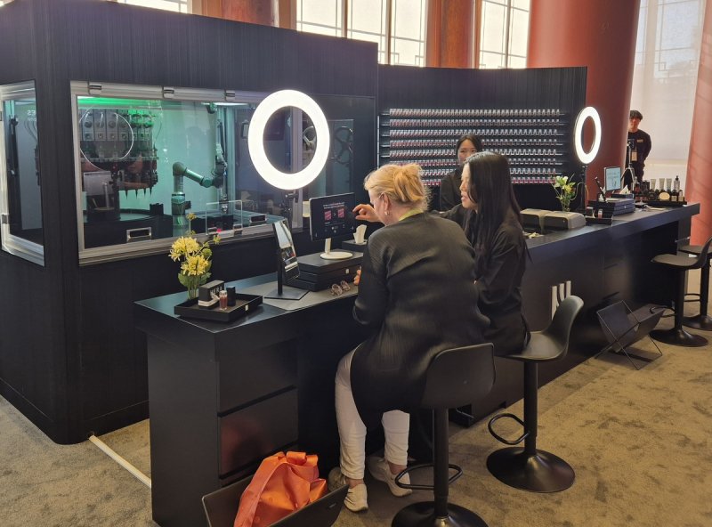 맞춤형 화장품 제조에 참여하는 로랑스 드 바르부아 씨 (출처=연합뉴스)