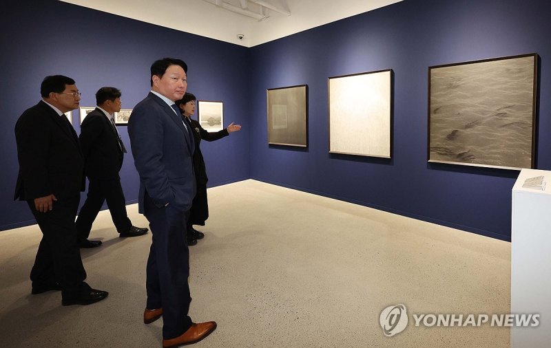 배우자 미술전시 둘러보는 최태원 회장 (출처=연합뉴스)