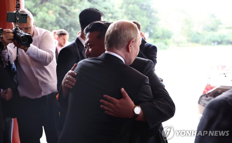 포옹하는 블라디미르 푸틴 러시아 대통령과 김정은 북한 국무위원장 (출처=연합뉴스)