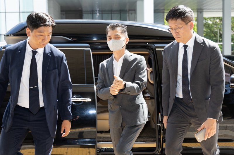 [서울=뉴시스] 황준선 기자 = SM 엔터테인먼트 인수 과정에서 시세조종을 지시·공모한 혐의로 재판에 넘겨진 카카오 창업자 김범수(가운데) 미래이니셔티브센터장이 29일 오후 서울 양천구 서울남부지방법원에서 열린 결심공판에 출석하고 있다. 2025.08.29. hwang@newsis.com