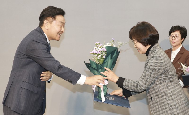 [전주=뉴시스] 김얼 기자 = 김관영 전북특별자치도지사가 28일 전북 전주시 전주 아름다운컨벤션 웨딩홀에서 열린 '대한주택관리사협회 전북도회 2025년 정기총회'에 참석해 송미희 완주삼봉 한국토지주택공사(LH)1단지 관리사무소장에게 시상하고 있다. 2025.10.28. pmkeul@newsis.com