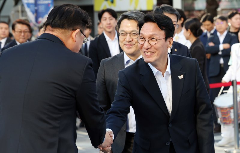 [부산=뉴시스] 하경민 기자 = 김민석 국무총리가 28일 부산 중구 광복로에서 열린 '코리아 그랜드 페스티벌' 개막식에 참석, 관계자들과 인사하고 있다. 오는 11월9일까지 열리는 코리아 그랜드 페스티벌은 10개 부처와 3만7000개사가 참여하는 국가 단위 할인 캠페인으로, 상품권·여행·문화 등 전 분야를 아우르는 대규모 상생형 소비 진작 행사다. 2025.10.28. yulnetphoto@newsis.com