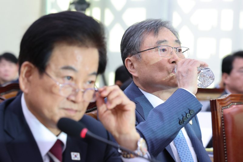 조현 외교부 장관이 28일 서울 여의도 국회 외교통일위원회에서 열린 외교부·통일부 등에 대한 종합감사에서 목을 축이고 있다. 2025.10.28/뉴스1 ⓒ News1 신웅수 기자