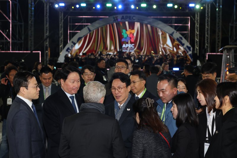 김민석 국무총리가 28일 경주 화랑마을 어울마당에서 열린 '2025 APEC CEO 서밋'의 첫 번째 공식 행사인 환영만찬에 참석하고 있다. 총리실 제공