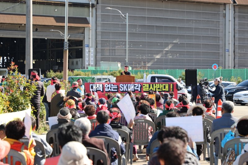 [고성(경남)=뉴시스] 신정철 기자= SK오션플랜트의 일방적인 회사 매각 추진 소식에 경남 고성군 동해면 주민들의 분노가 폭발했다.사진은 28일, 동해면 양정·용정지구 SK에코플랜트 공사현장 앞에서 동해면 주민 수백 명이 집회를 갖고 “주민을 무시하는 기업의 일방적인 매각을 결사 반대한다”는 구호를 연호하고 있다.(사진=동해면발전위원회 주민대책위 제공).2025.10.28. photo@newsis.com *재판매 및 DB 금지