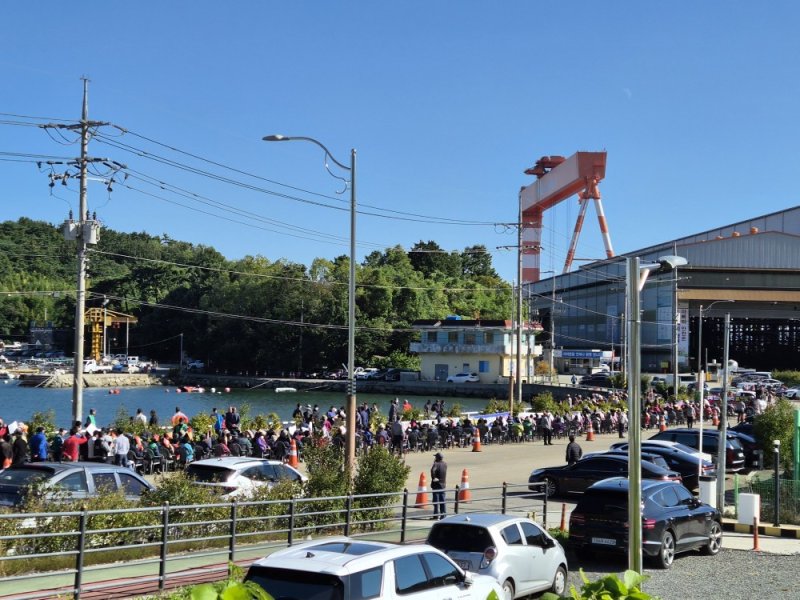 [고성(경남)=뉴시스] 신정철 기자= SK오션플랜트의 일방적인 회사 매각 추진 소식에 경남 고성군 동해면 주민들의 분노가 폭발했다.사진은 28일, 동해면 양정·용정지구 SK에코플랜트 공사현장 앞에서 동해면 주민 수백 명이 집회를 갖고 “주민을 무시하는 기업의 일방적인 매각을 결사 반대한다”는 구호를 연호하고 있다.(사진=동해면발전위원회 주민대책위 제공).2025.10.28. photo@newsis.com *재판매 및 DB 금지