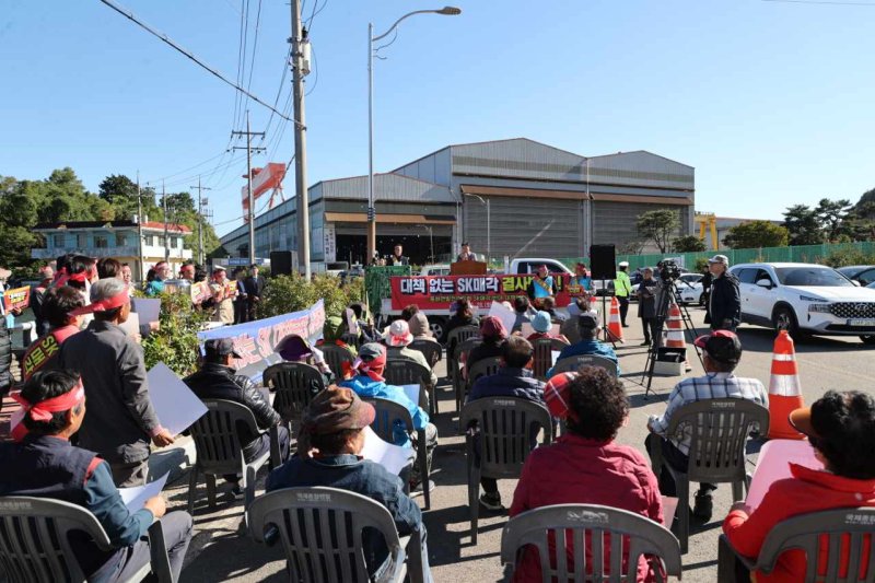 [고성(경남)=뉴시스] 신정철 기자= 경남 고성군 동해면 양정·용정지구 SK에코플랜트 공사현장 앞에서 동해면 주민 수백 명이 집회를 갖고 “SK오션플랜트의 일방적인 회사 매각 추진을 결사 반대한다"며 "주민 피해 대책 마련 공개와 향후 대책"을 촉구하고 있다. (사진=동해면발전위원회 주민대책위 제공).2025.10.28. photo@newsis.com *재판매 및 DB 금지