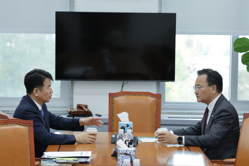 문진석 더불어민주당 원내수석(왼쪽)과 유상범 국민의힘 원내수석이 28일 서울 여의도 국회에서 여야 원내수석 회동을 하고 있다. 2025.10.28/뉴스1 ⓒ News1 신웅수 기자