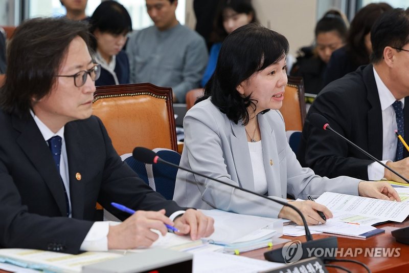 질의에 답하는 송경희 개인정보보호위원장 (출처=연합뉴스)