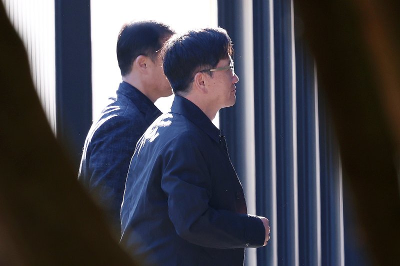 [과천=뉴시스] 조성우 기자 = 오동운 고위공직자범죄수사처(공수처) 처장이 28일 오전 경기도 과천시 정부과천청사 공수처로 출근하고 있다.순직해병 특별검사팀은 공수처 소속 전 부장검사의 국회 위증 혐의 수사 지연 의혹 관련 이번 주 오동운 공수처장을 직무유기 혐의 피의자 신분으로 소환해 조사할 예정이다. 2025.10.28. xconfind@newsis.com