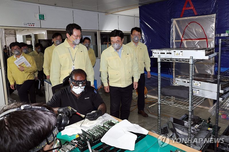 윤호중 장관, 국가정보자원관리원 대전 본원 방문 (출처=연합뉴스)