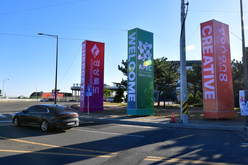 28일 경북 포항시 북구 영일만항컨테이너부두 앞에서 APEC 회의애 참석하는 글로벌 CEO 등을 환영하는 조형물이 설치됐다. 2025.10.28/뉴스1 ⓒ News1 최창호 기자