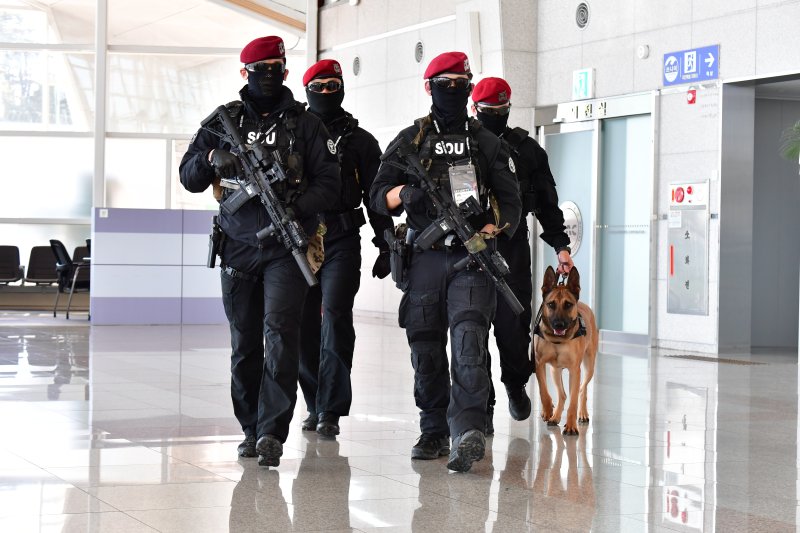 경찰특공대가 28일 경북 포항경주공항에서 탐지견을 투입, 주변 경비를 강화하고 있다. 2025.10.28/뉴스1 ⓒ News1 최창호 기자