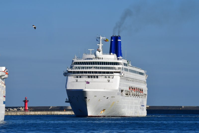 28일 APEC 회의 기간 동안 글로벌 CEO 들의 숙소로 사용할 피아노랜드호(왼쪽)가 경북 포항시 북구 영일만항으로 들어오고 있다. 2025.10.28/뉴스1 ⓒ News1 최창호 기자