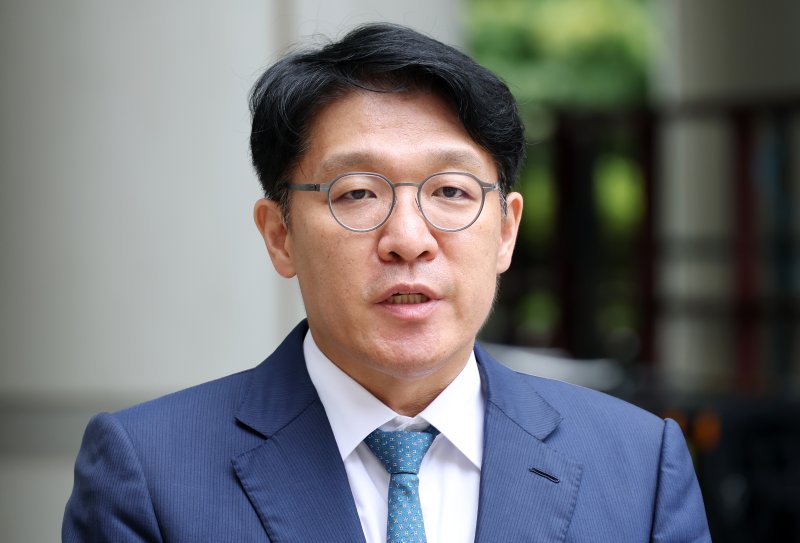 [서울=뉴시스] 권창회 기자 = 정치자금법 위반과 청탁금지법 위반 혐의를 받는 김상민 전 부장검사가 17일 서울 서초구 서울중앙지법에서 열린 구속 전 피의자 심문(영장실질심사)에 출석하며 발언하고 있다. (공동취재) 2025.09.17. photo@newsis.com