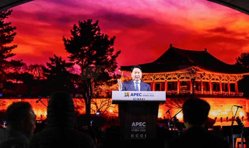 최태원 대한상공회의소 회장이 28일 저녁 경주 화랑마을 어울마당에서 열린 ‘2025 APEC CEO 서밋’의 첫 번째 공식 행사인 환영 만찬에서 개회사를 하고 있다. ‘2025 APEC CEO 서밋’은 이날 환영만찬을 시작으로 31일까지 나흘간 열린다. (대한상공회의소 제공. 재판매 및 DB 금지) 2025.10.28/뉴스1