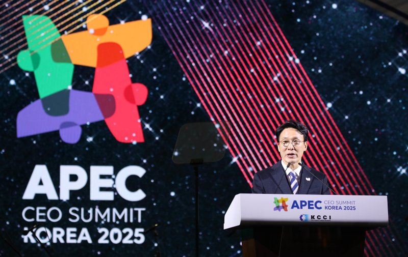 김민석 국무총리가 28일 저녁 경주 화랑마을 어울마당에서 열린 ‘2025 APEC CEO 서밋’의 첫 번째 공식 행사인 환영 만찬에서 축사를 하고 있다. ‘2025 APEC CEO 서밋’은 이날 환영만찬을 시작으로 31일까지 나흘간 열린다. (대한상공회의소 제공. 재판매 및 DB 금지) 2025.10.28/뉴스1