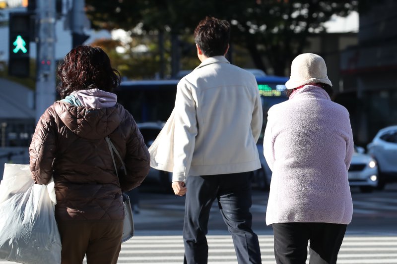 초겨울 추위가 찾아온 28일 오전 대구 수성구 달구벌대로에서 겨울 외투를 챙겨 입은 시민들이 발걸음을 재촉하고 있다. 2025.10.28/뉴스1 ⓒ News1 공정식 기자