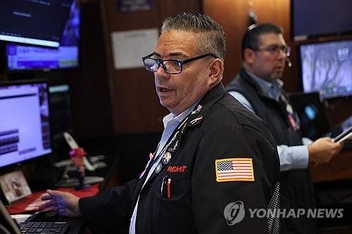 뉴욕증권거래소의 트레이더 (출처=연합뉴스)