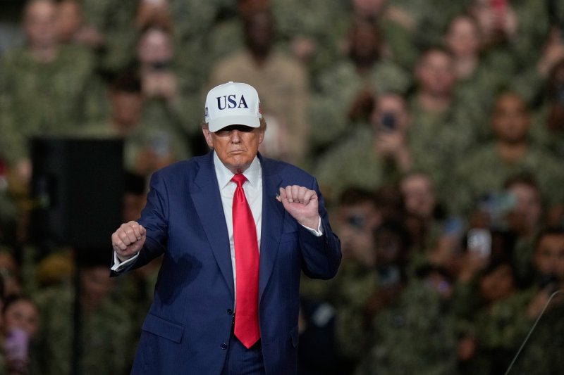 [도쿄=AP/뉴시스]도널드 트럼프 미국 대통령이 지난 28일 일본 도쿄 남쪽 요코스카의 미 해군 기지를 찾아 연설한 뒤 음악에 맞춰 춤을 추고 있다. 2025.10.29.