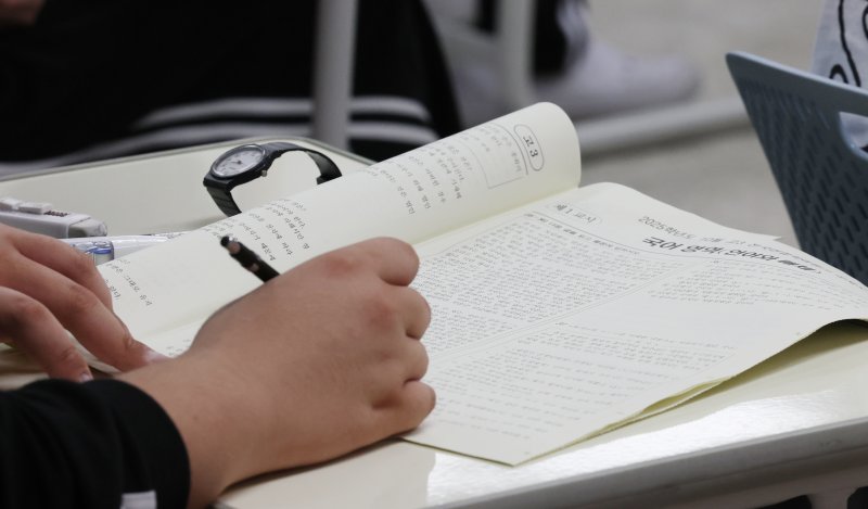 2026학년도 대학수학능력시험(수능)을 30일 앞둔 지난 14일 오전 경기도의 한 고등학교에서 3학년 학생들이 수능 시험 전 마지막 모의평가인 10월 전국연합학력평가를 치르고 있다.(사진은 기사 내용과 무관함) 2025.10.14/뉴스1 ⓒ News1 김영운 기자