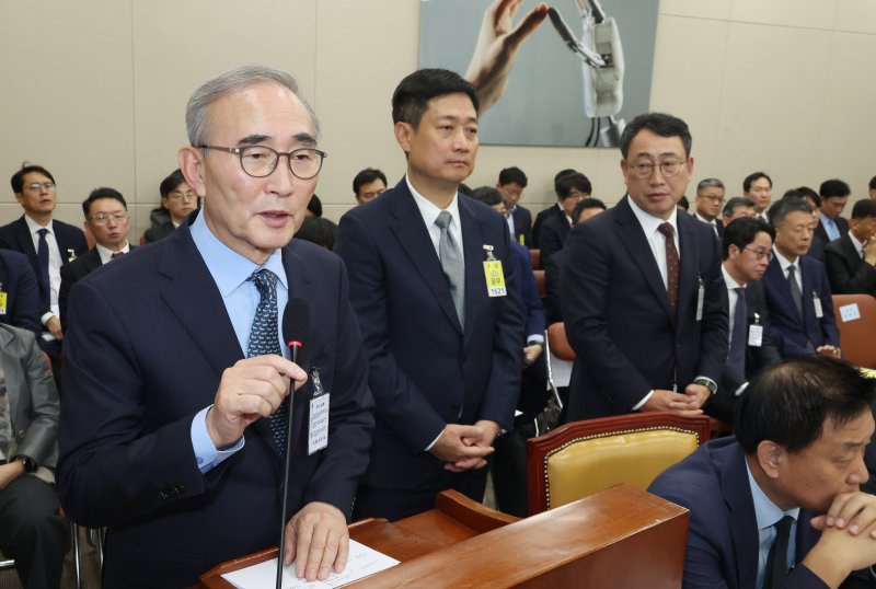 [서울=뉴시스] 고승민 기자 = 김영섭 KT 대표가 지난 21일 서울 여의도 국회에서 열린 과학기술정보방송통신위원회의 정보통신산업진흥원 등 국정감사에서 의원 질의에 답하고 있다. 2025.10.21. kkssmm99@newsis.com