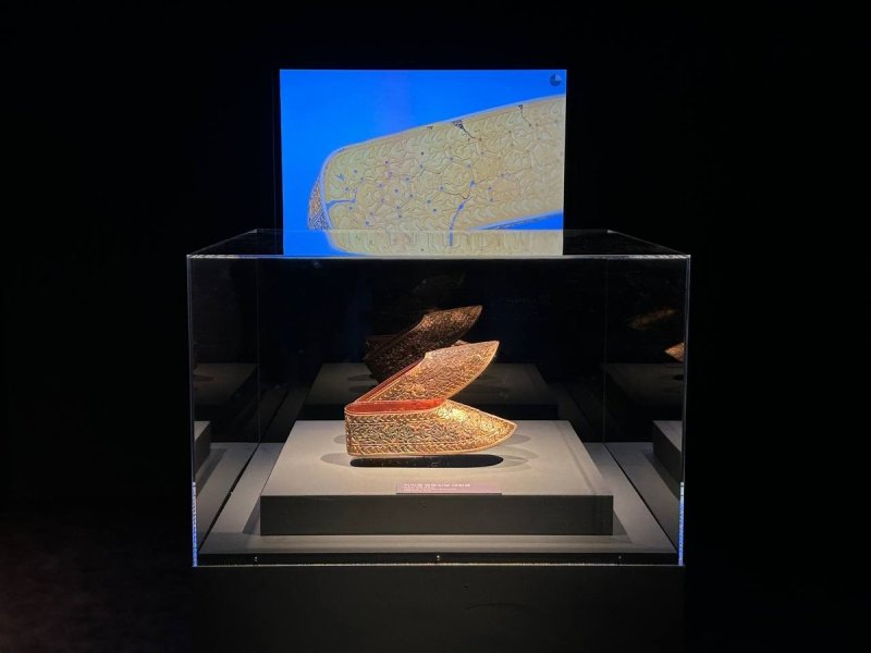 100년 만에 완전한 형태 찾은 금동 신발 (출처=연합뉴스)