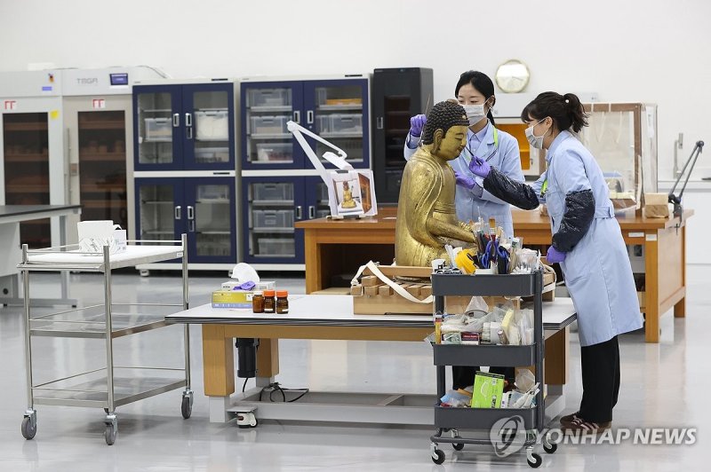 목재불상 건식세척 (출처=연합뉴스)