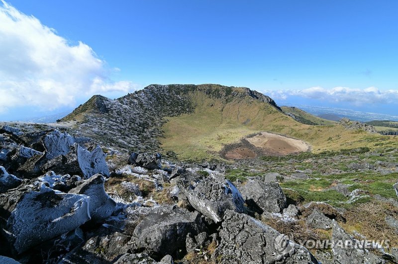 파란 하늘 아래 상고대 핀 백록담 (출처=연합뉴스)