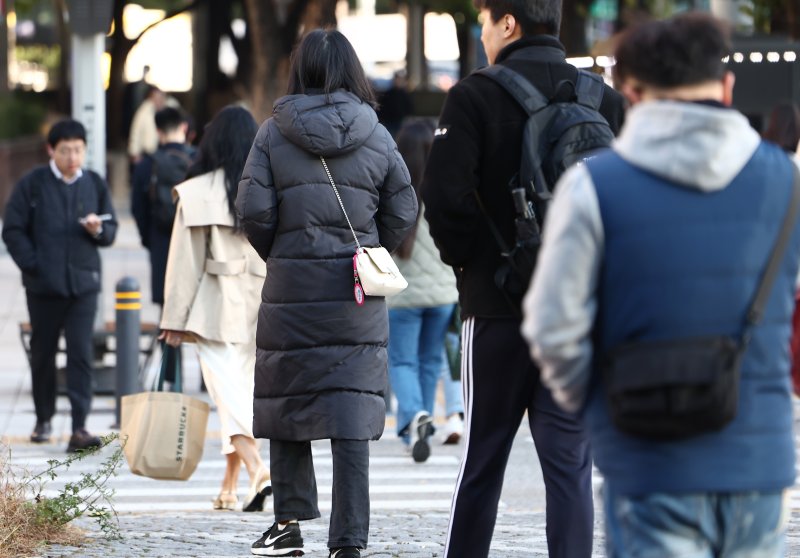전국 아침 최저 기온이 -2~11도로 올 가을 가장 추운 날씨를 보인 27일 오전 서울 종로구 광교 사거리에서 시민들이 두꺼운 외투를 입고 발걸음을 옮기고 있다. 2025.10.27/뉴스1 ⓒ News1 김민지 기자