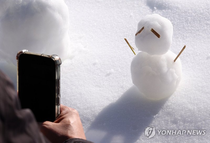 벌써 등장한 눈사람 (출처=연합뉴스)