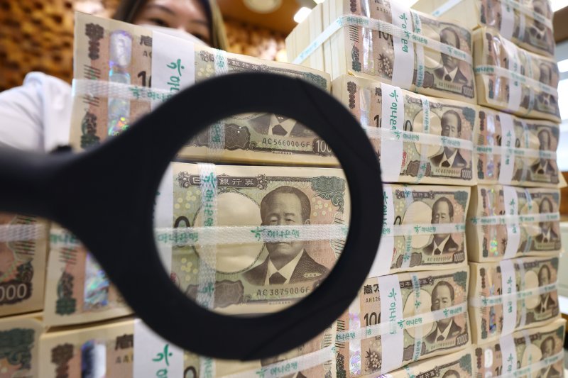 [서울=뉴시스] 황준선 기자 = 22일 서울 중구 하나은행 위변조대응센터에서 직원이 엔화를 정리하고 있다. 미국 트럼프 행정부의 관세 타격에 따른 경기 침체 우려에 엔화가 새로운 투자처로 각광받으며 달러 당 엔화 가치는 140엔 선까지 내려가 7개월 만에 최고 수준으로 나타났다. 2025.04.22. hwang@newsis.com