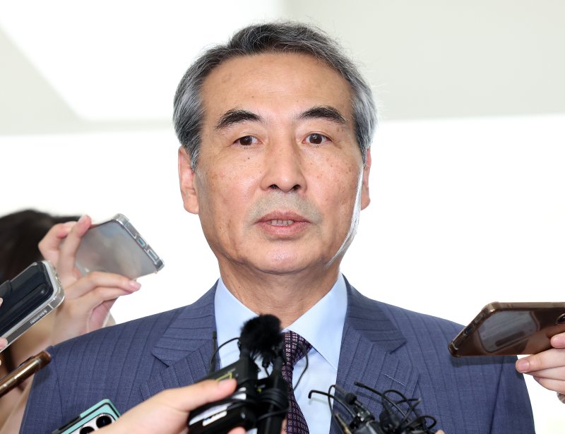 [서울=뉴시스] 이영환 기자 = 윤석열 전 대통령의 부인 김건희 여사 의혹을 수사하는 민중기 특별검사가 1일 오전 서울 서초구 사무실로 출근하며 취재진의 질문에 답하고 있다. 2025.07.01. 20hwan@newsis.com