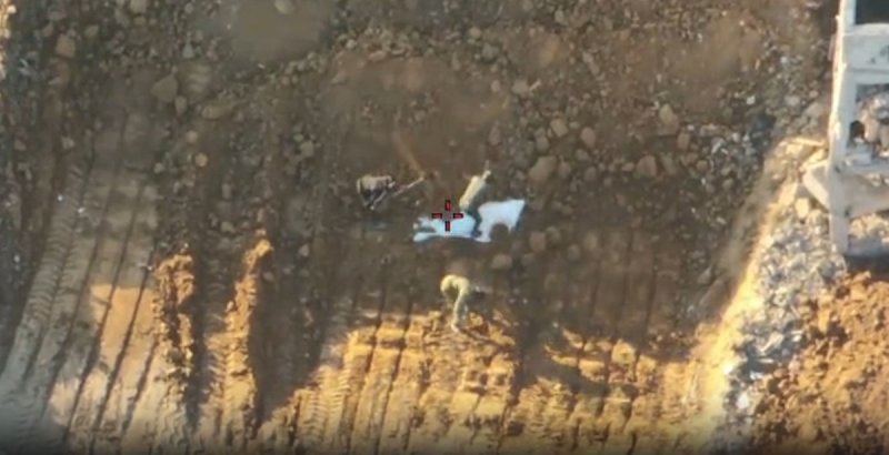 인질 시신 파묻는 하마스 (출처=연합뉴스)