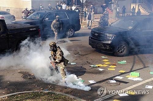 시카고시 주택가에서 최루가스 사용하는 연방 이민 단속요원 (출처=연합뉴스)