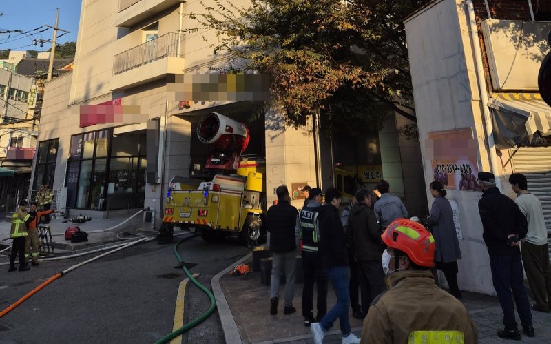 29일 오전 화재가 발생한 창원시 마산합포구 한 오피스텔 (출처=연합뉴스)