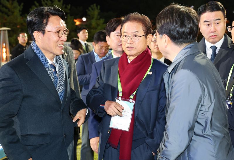 이철우 경북지사(가운데)가 지난 28일 경주 화랑마을에서 열린 APEC CEO SUMMIT 공식 환영 만찬에 참석, 김민석 국무총리와 환담하고 있다. 경북도 제공