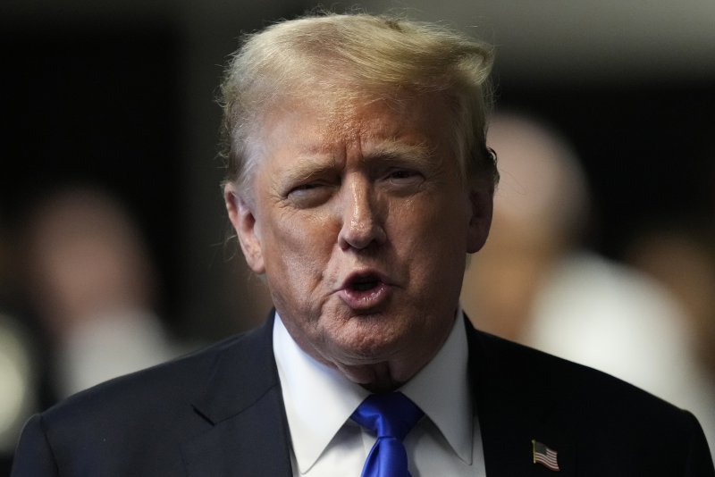 [뉴욕=AP/뉴시스] 도널드 트럼프 전 미국 대통령이 30일(현지시각) 미국 뉴욕 맨해튼형사법원에서 성추문 입막음 부정지출 혐의 유죄 평결을 받은 뒤 발언하고 있다. 트럼프가 지난 27일 밤 유죄 판결에 항소했다. 2025.10.29.