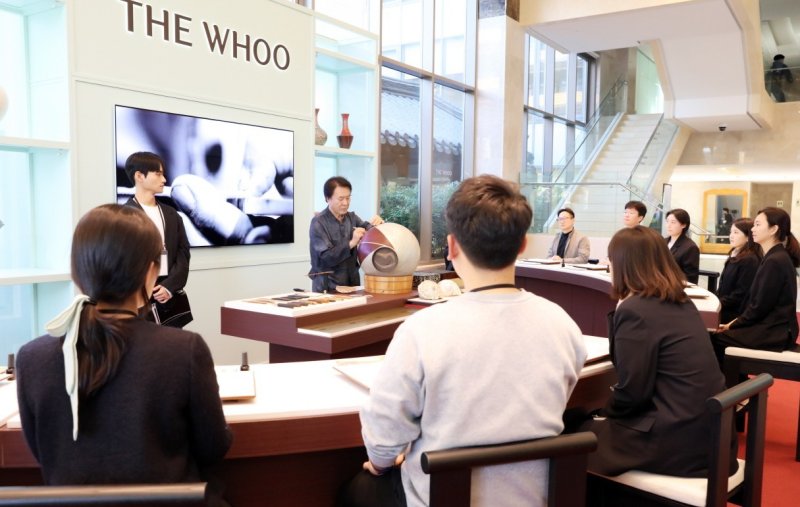 LG생활건강 '더후 아트 헤리티지 라운지' 행사장에서는 서울특별시 무형유산 제1호 칠장 수곡(守谷) 손대현 장인이 직접 우리 궁중 예술을 대표하는 옷칠 공예 시연을 선보인다. (LG생활건강 제공)