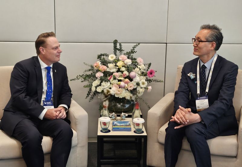 이달 27~29일 사흘간의 일정으로 아랍에미리트 두바이에서 열리고 있는 '2025 아태도시정상회의'에 참석중인 유득원 대전시 행정부시장이(오른쪽)이 지난 28일 두바이 현지에서 호주 브리즈번의 애드리안 슈리너(Adrian Schrinner) 시장과 자매도시 협력을 논의하는 면담 자리를 갖고 있다.