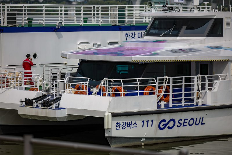 [서울=뉴시스] 정병혁 기자 =지난 9월 29일 서울 강서구 한강 마곡도선장에 정박된 한강버스에서 관계자들이 작업을 하고 있다.한강버스가 운항 열흘 만에 승객 탑승을 중단했다. 지난 18일 정식운항 시작부터 잇따른 고장과 날씨 영향으로 운항에 차질을 빚더니 결국 한 달간 정밀 점검이라는 결단을 내렸다. 서울시는 29일부터 약 한 달간 한강버스 승객 탑승을 일시 중단하고, 성능 고도화와 안정화를 위한 '무승객 시범운항'으로 전환한다고 밝혔다. 2025.09.29. jhope@newsis.com