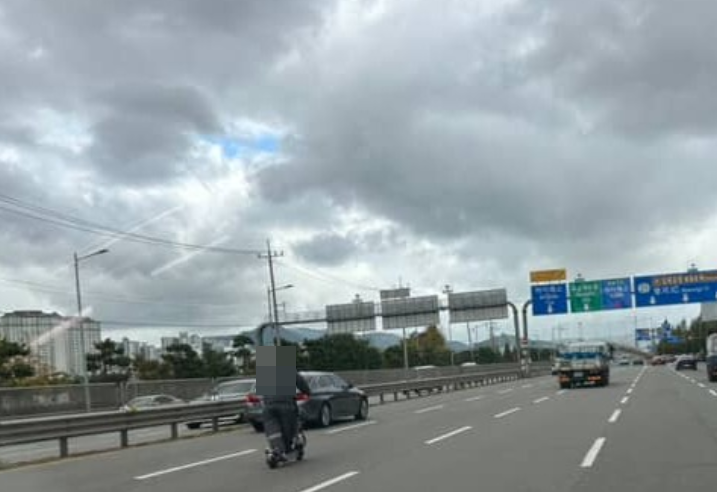 6차선 도로에 '전동킥보드'라니... 목적지가 저승인가