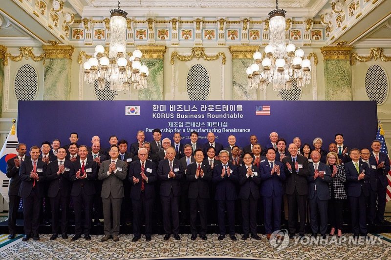 이재명 대통령, 한미 비즈니스 라운드 테이블 참석자와 함께 (출처=연합뉴스)