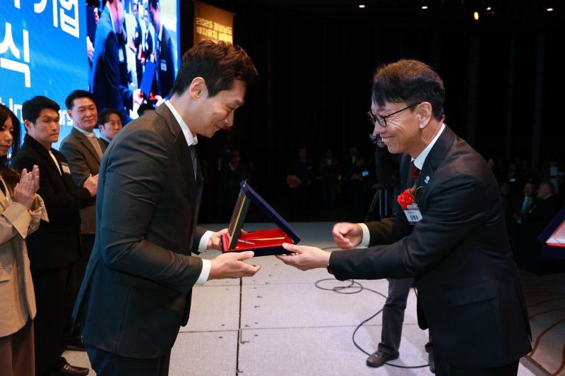 [서울=뉴시스] 지난 28일 웨스틴조선 서울 호텔에서 열린 '2025 경상남도 투자유치 설명회' 시상식에서 김명주 경상남도 경제부지사(오른쪽)가 쿠팡 CLS 곽형주 상무에게 표창을 수여하고 있다.(사진=쿠팡 제공) *재판매 및 DB 금지