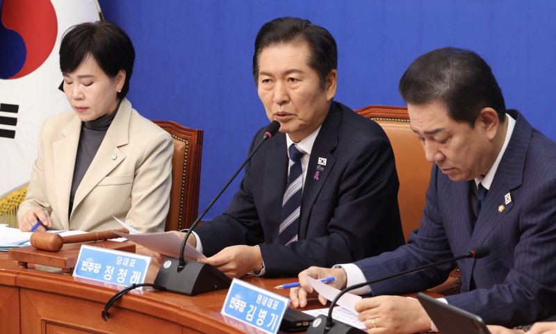 [서울=뉴시스] 조성봉 기자 = 정청래 더불어민주당 대표가 지난 27일 오전 서울 여의도 국회에서 열린 최고위원회의에서 발언을 하고 있다.2025.10.27.suncho21@newsis.com