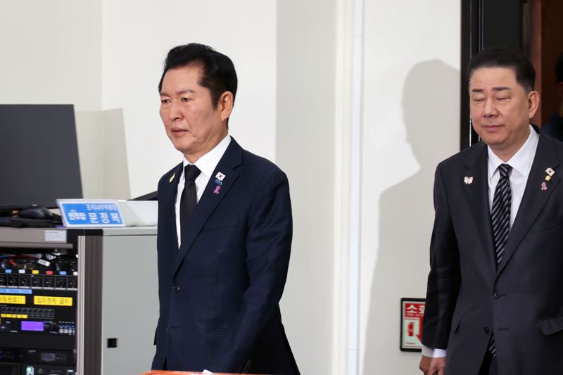 더불어민주당 바카라사이트 비타임 대표와 김병기 원내대표가 29일 서울 여의도 국회에서 열린 최고위원회의에 참석하고 있다. 사진=서동일 기자