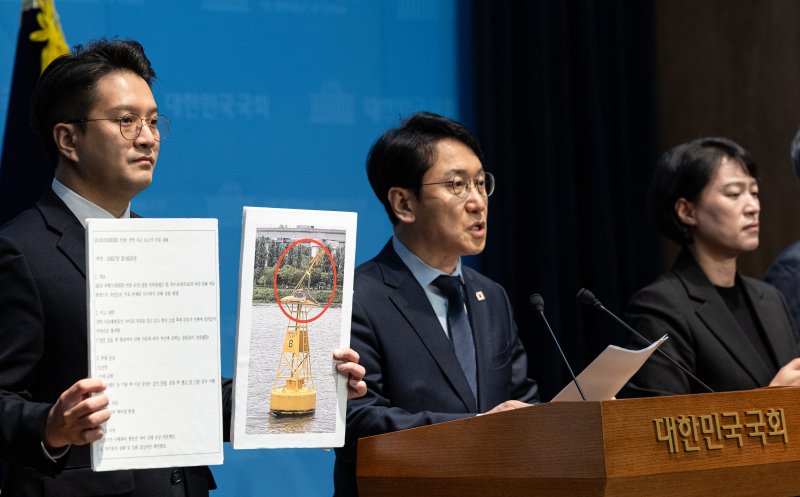 천준호 더불어민주당 의원을 비롯한 국토교통위원들이 29일 서울 여의도 국회 소통관에서 한강버스 사고 은폐 규탄 기자회견을 하고 있다. ⓒ News1 이승배 기자