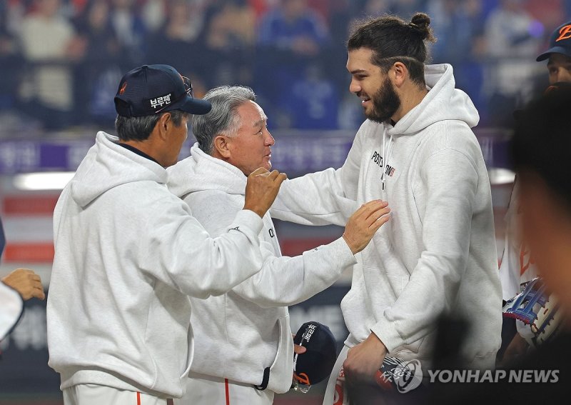 기뻐하는 폰세-김경문 감독 (출처=연합뉴스)