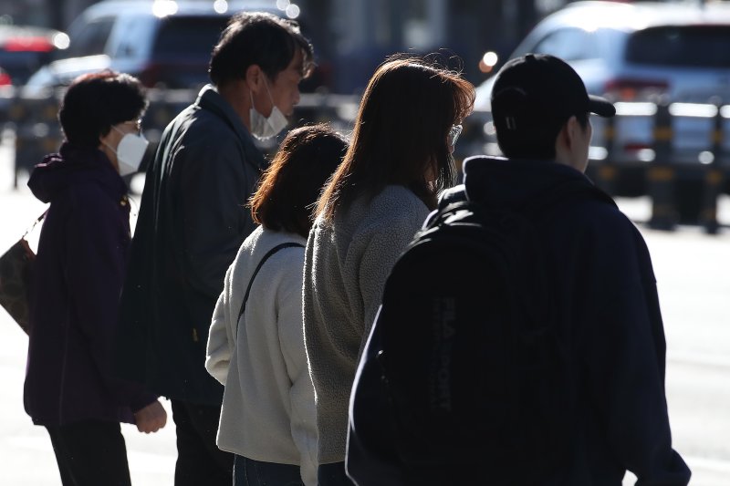초겨울 추위가 찾아온 28일 오전 대구 수성구 달구벌대로에서 겨울 외투와 마스크 차림의 시민들이 발걸음을 재촉하고 있다. 2025.10.28/뉴스1 ⓒ News1 공정식 기자
