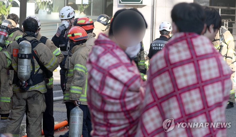 창원 오피스텔 화재…주민 대피 (출처=연합뉴스)